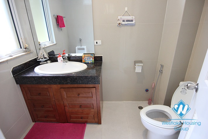 Splendid villa for rent on the lake in Tay Ho, Hanoi 